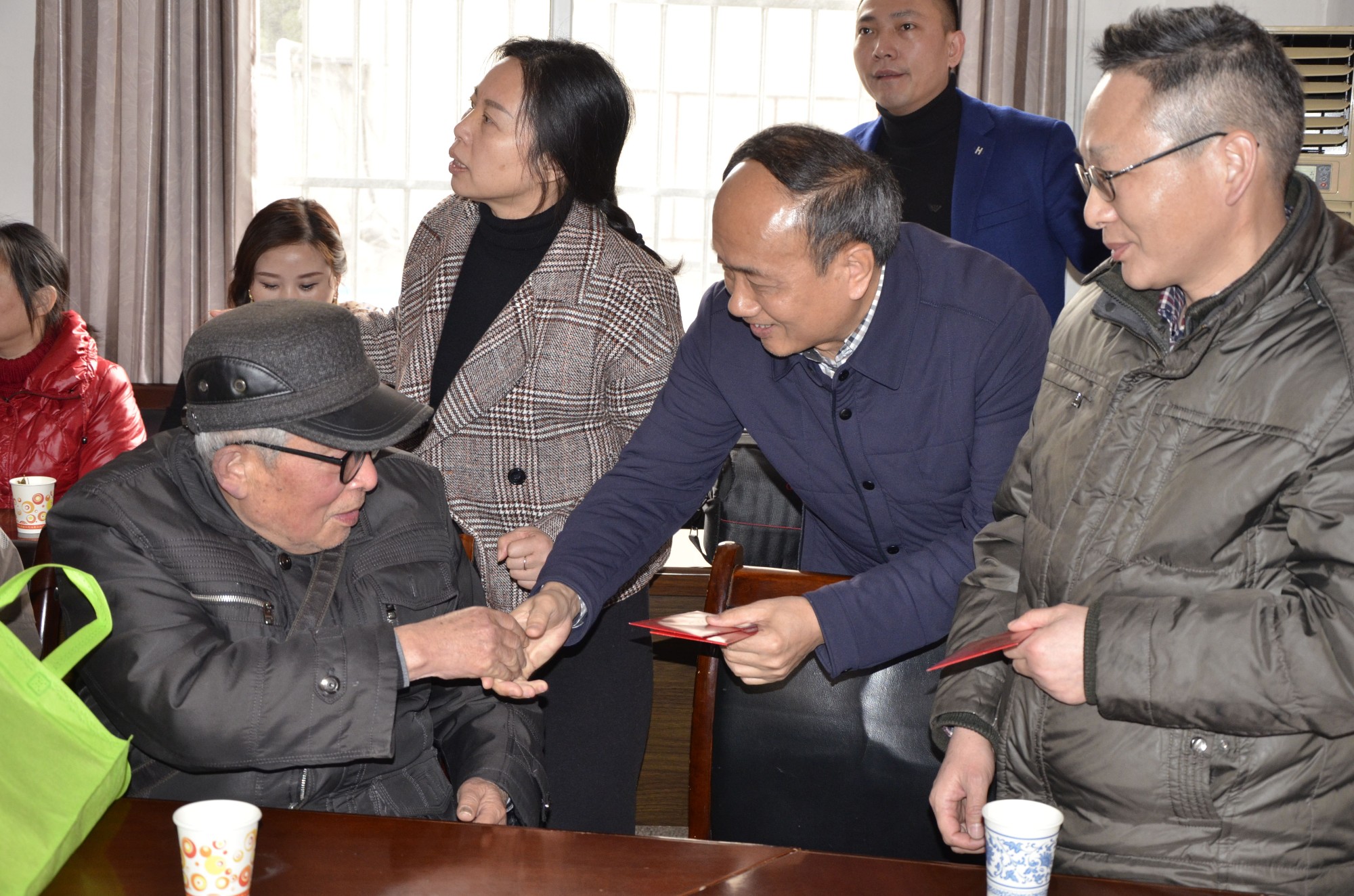 "心系教育，情暖校园" 市宁乡商会到贺家土中学开展新春慰问活动