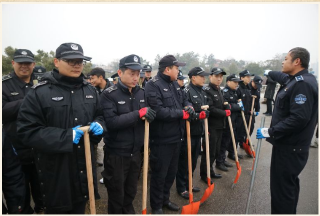 芦淞城管雪中奋短兵 鏖战四小时全线疏通建宁大桥