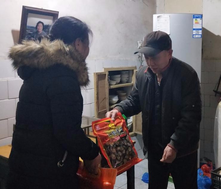 驻室党代表区法院院长高建明慰问中心社区困难家庭