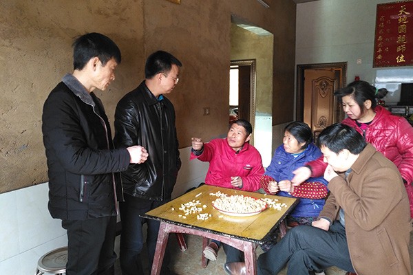刘秀云节前走访慰问结对帮扶贫困户