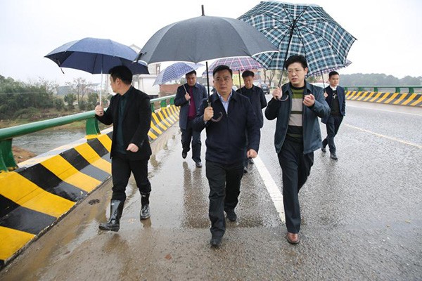 书记农历新年首次下乡 冒雨巡河带头履行河长职责