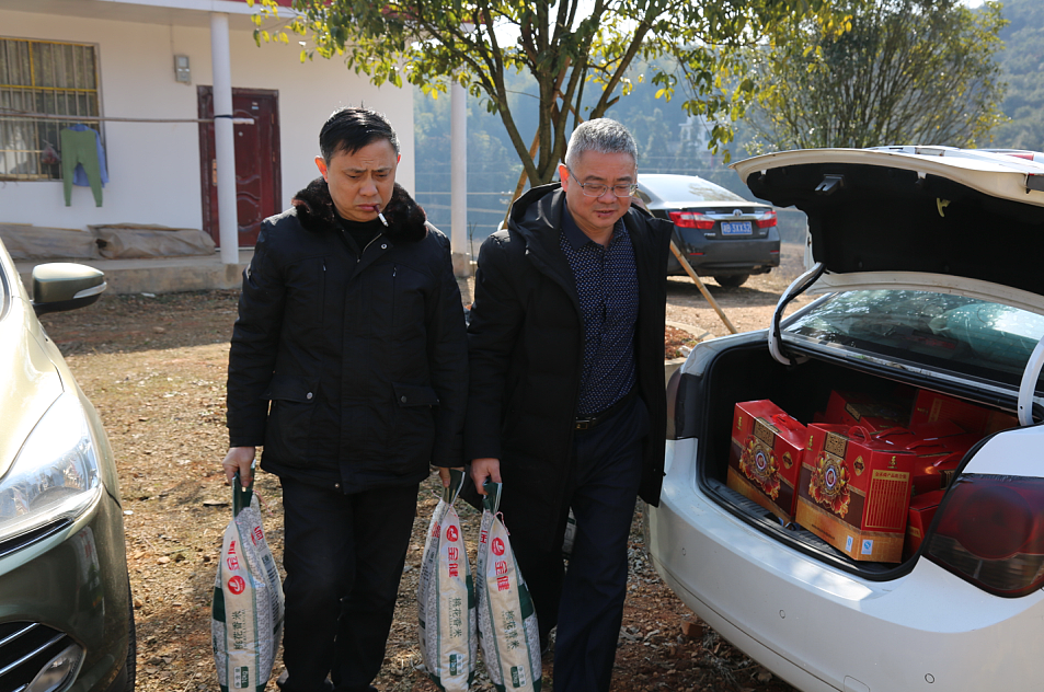 株洲市机械机电商会走进雷打石镇霞石村慰问困难群众