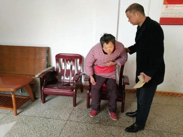 区安监局走访慰问贫困户并对返乡务工人员进行禁毒教育宣传