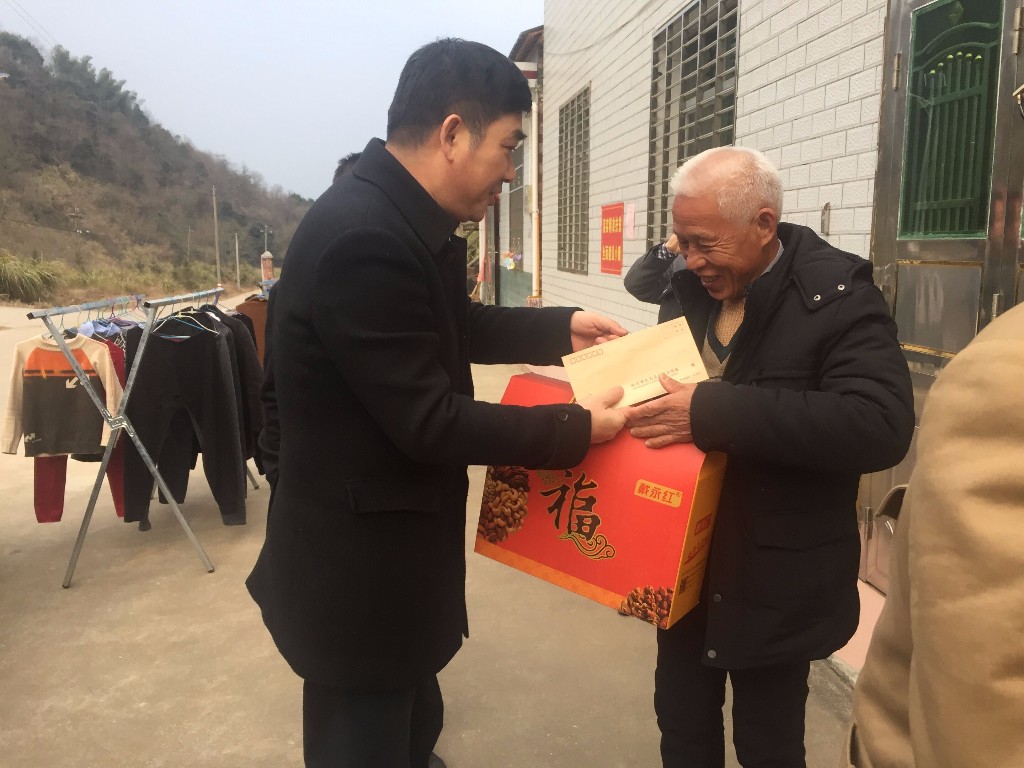 朱振湘主任赴攸县峦山镇江中村慰问贫困户