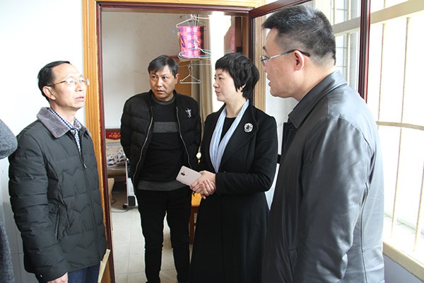 【我们的节日】温暖新春：杨喜兰、李易常、罗曼走访慰问紫云峰广电职工