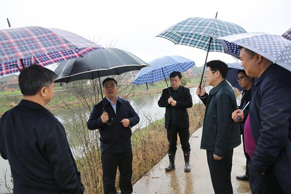 书记农历新年首次下乡 冒雨巡河带头履行河长职责