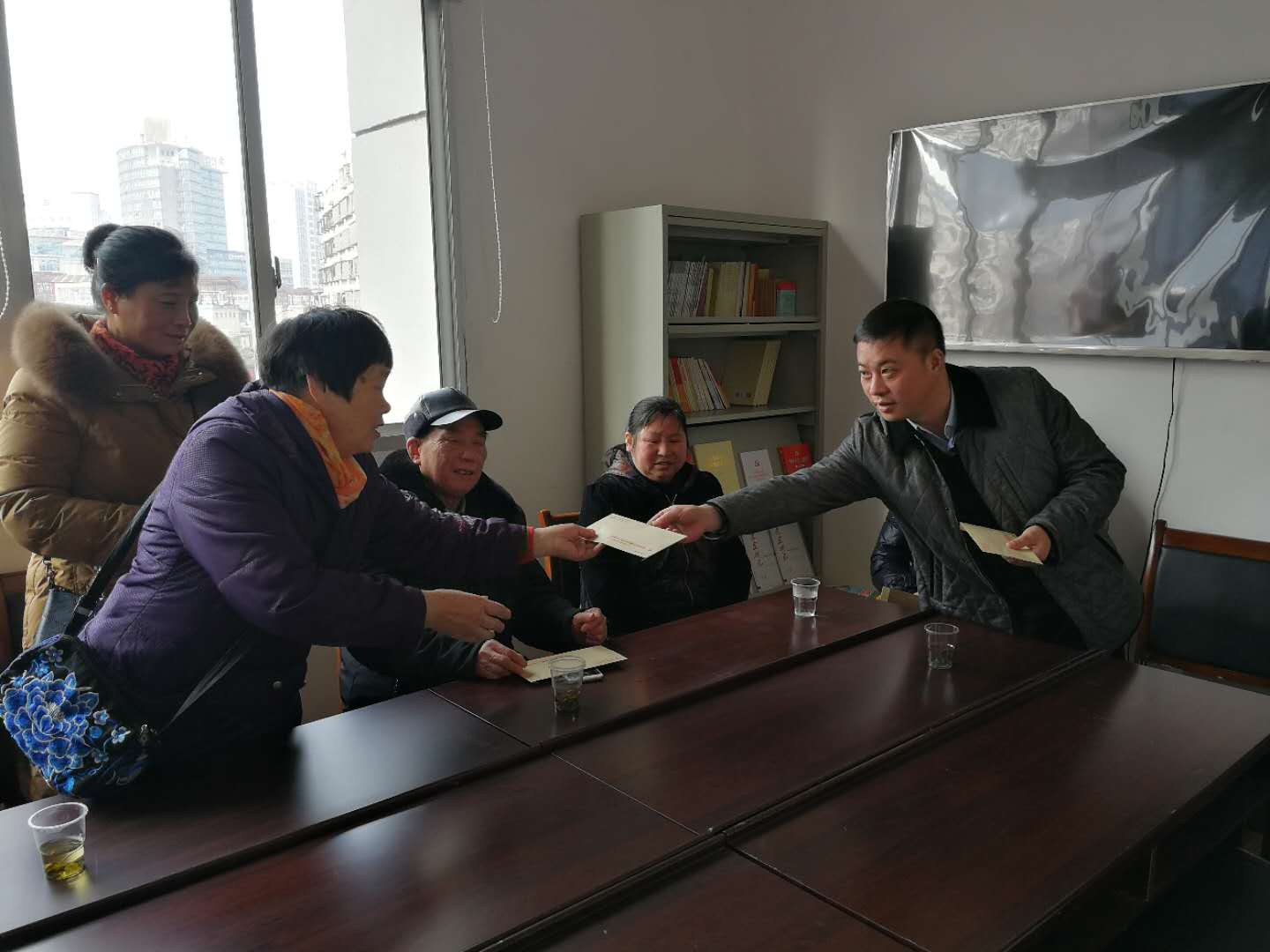 市政府经济金融办春节前夕走访慰问结对帮扶贫困户