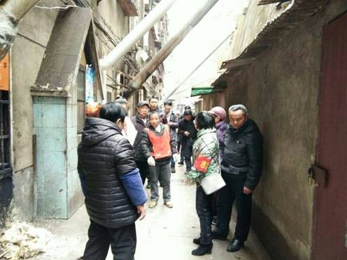 区城建局组织开展“在职党员进社区”志愿者服务活动
