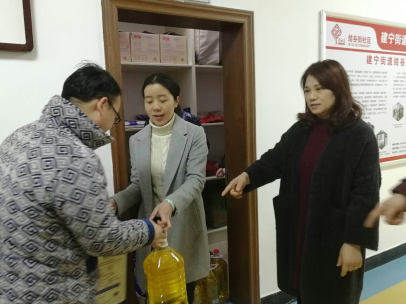 区民政局春节慰问特困群众