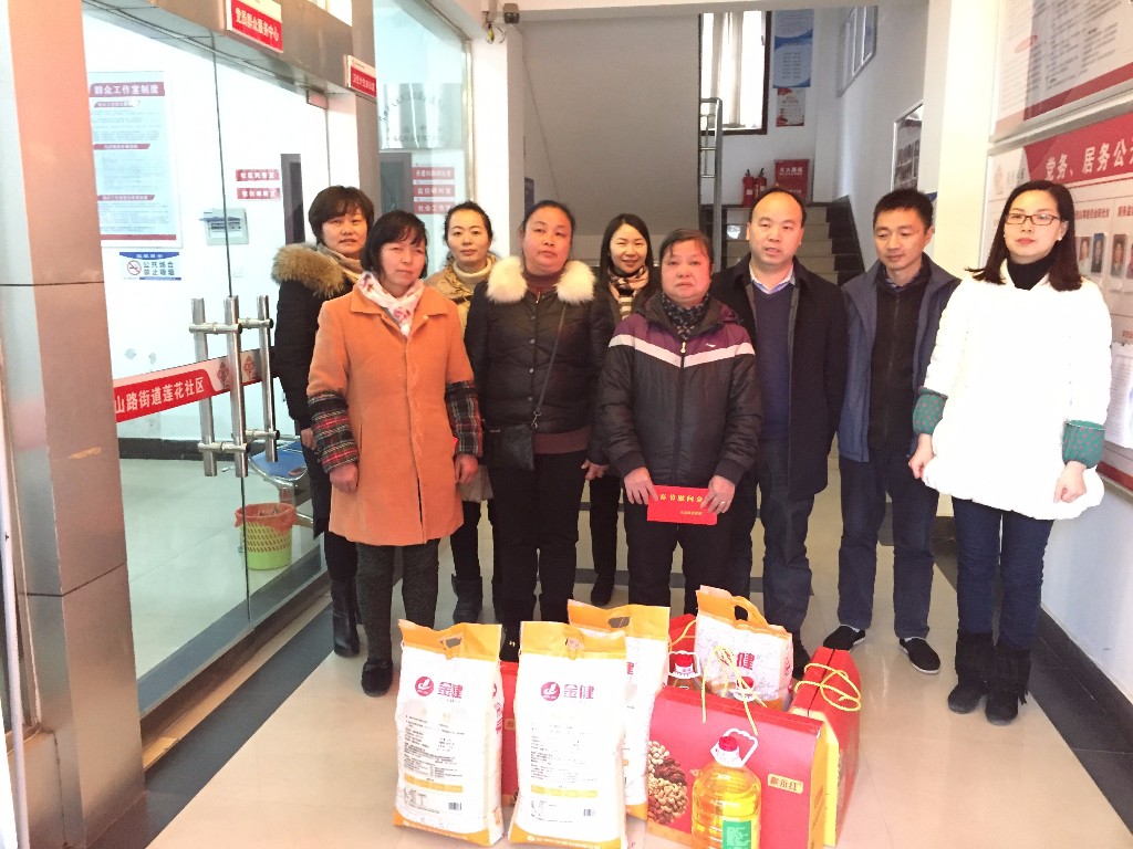 与民同乐共度小年节 民政局党员进社区慰问困难群众