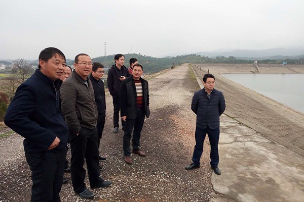 落实河长制 唐卫湘率队开展巡河护河行动