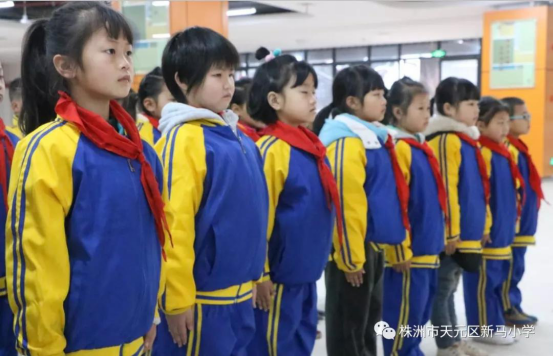 新马小学：小学生军训，很累也很萌