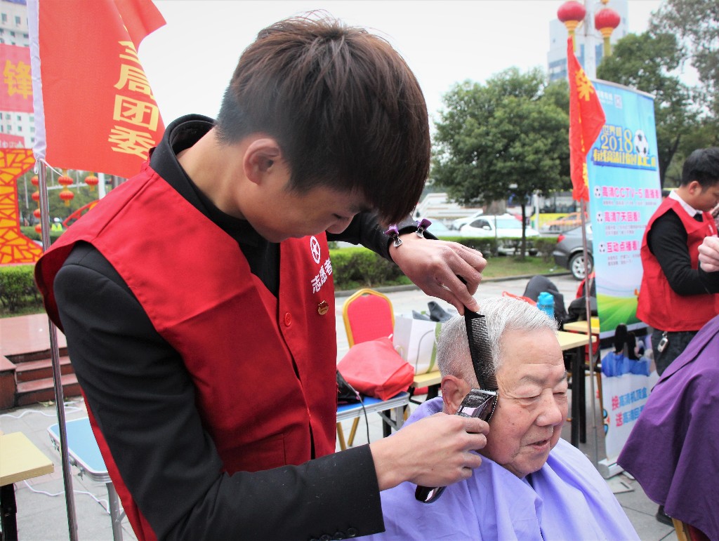 弘扬雷锋精神，做新时代雷锋传人