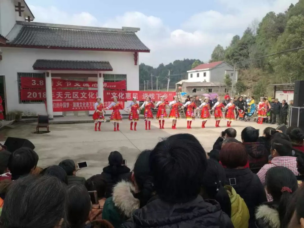 2018送戏下乡第二场走入三门镇白石村，再掀群众观看热潮！