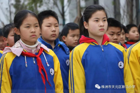 新马小学：小学生军训，很累也很萌