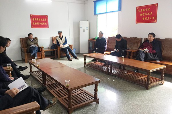 吴爱清就花香里文化艺术村项目进行现场办公