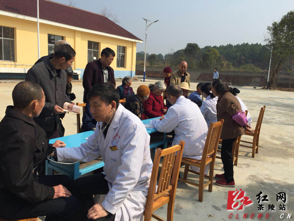 茶陵中医院到七地博爱社会福利院开展义诊活动