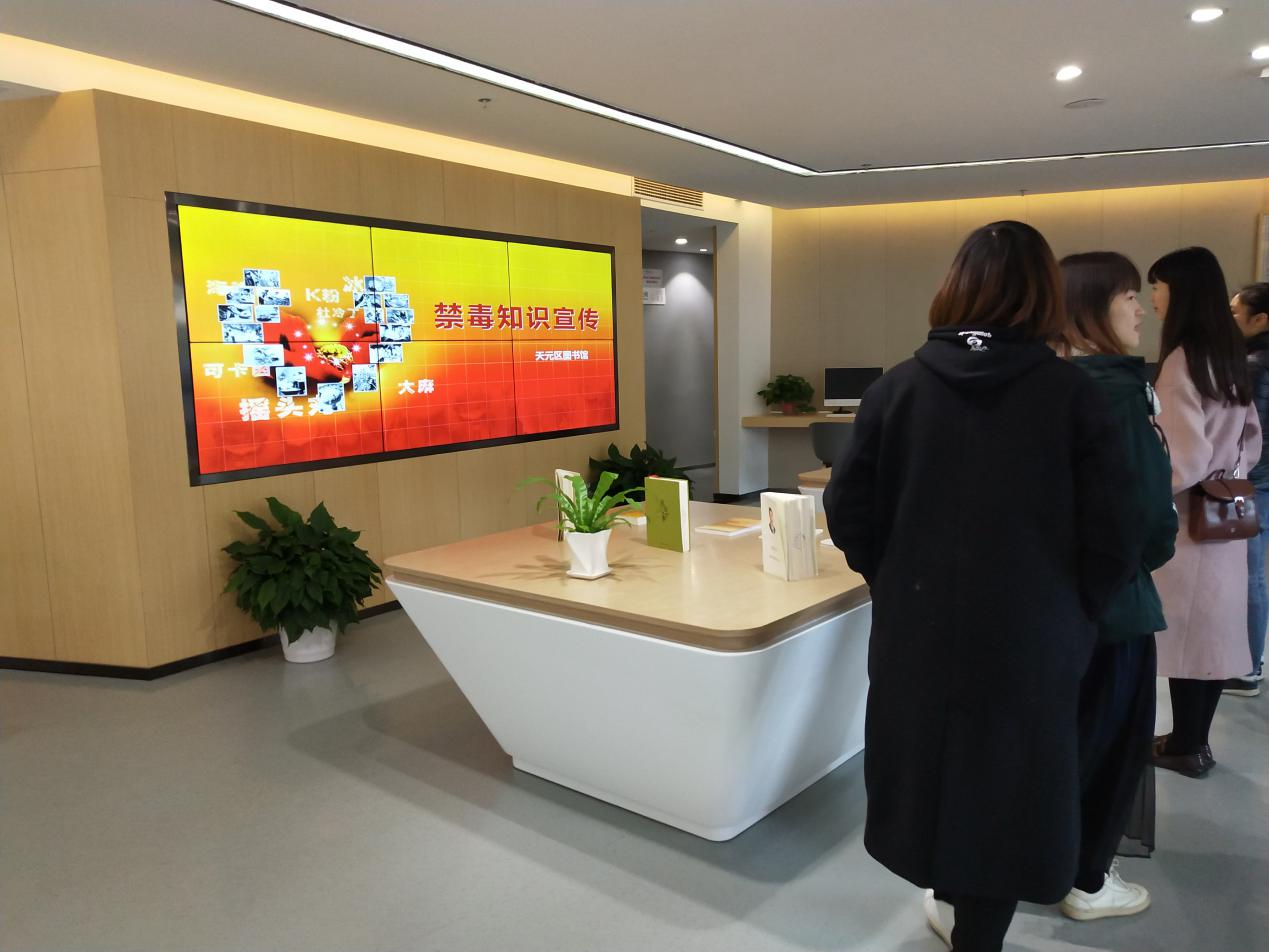 “珍爱生命•远离毒品” ——天元区图书馆3.8妇女节开展禁毒集中宣传