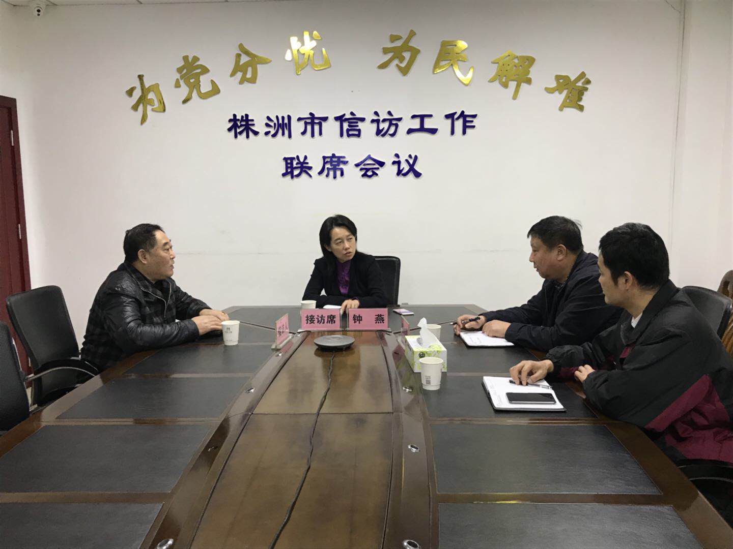 市人大常委会副主任钟燕：要认真倾听群众诉求