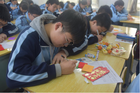 最是一年报名时，笑语盈盈满建宁