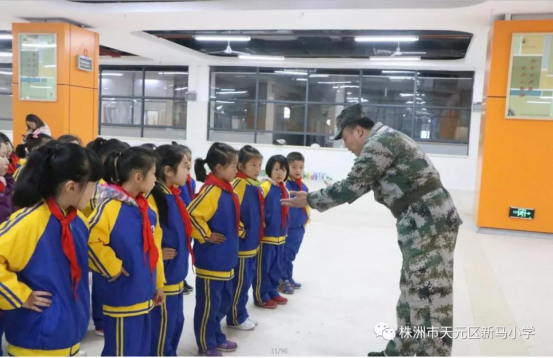 新马小学：小学生军训，很累也很萌