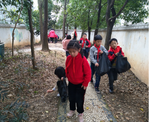 学雷锋精神 做五自好儿童