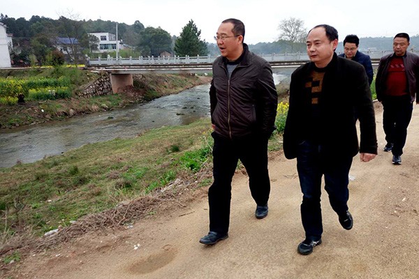 落实河长制 唐卫湘率队开展巡河护河行动
