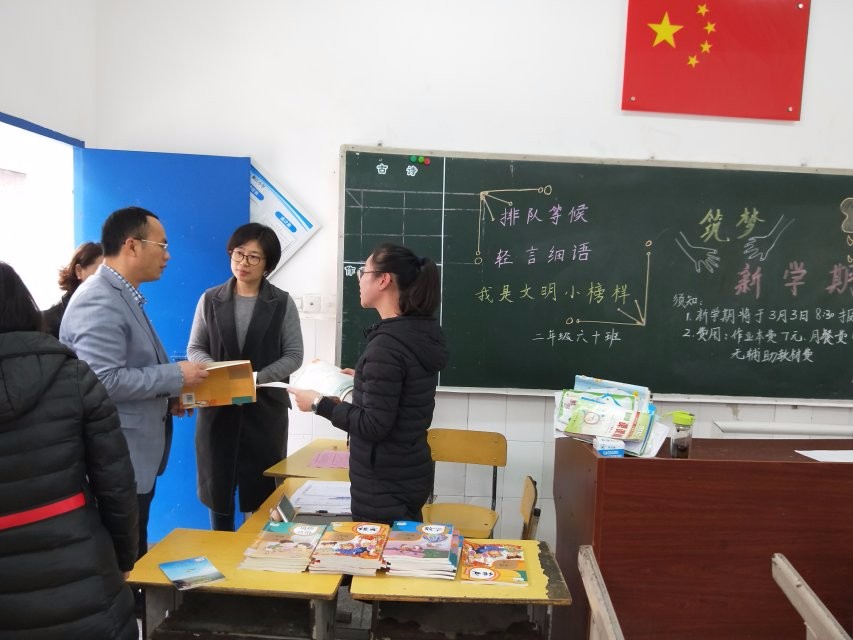 开学第一天,朱金辉到学校重点关注这几件事