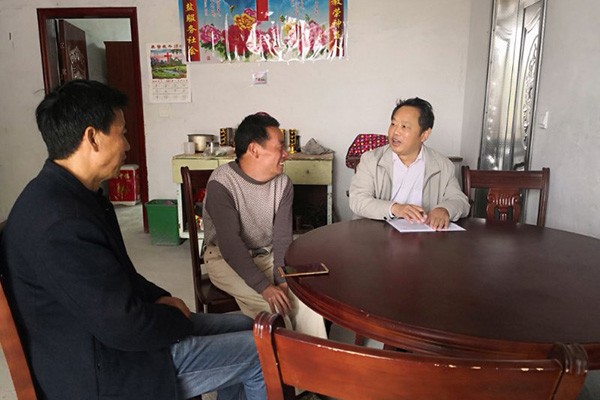尹诺昂进村入户开展脱贫攻坚工作