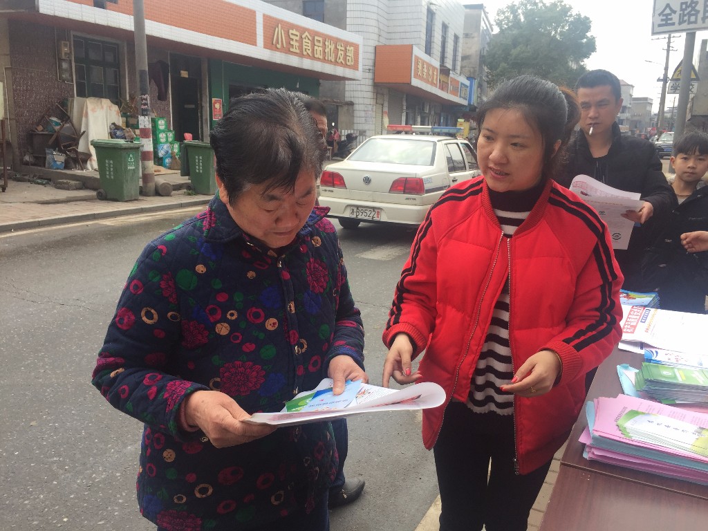 安全宣传进三镇 幸福美满千万家