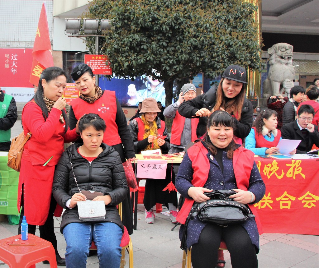 弘扬雷锋精神，做新时代雷锋传人
