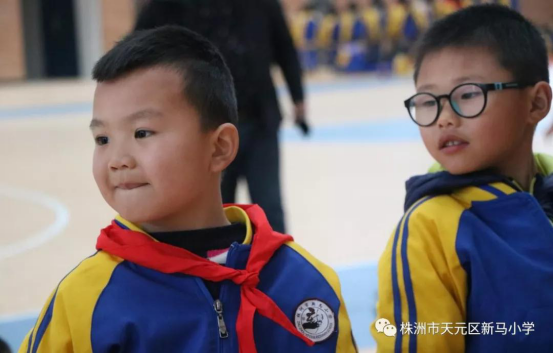 新马小学：小学生军训，很累也很萌
