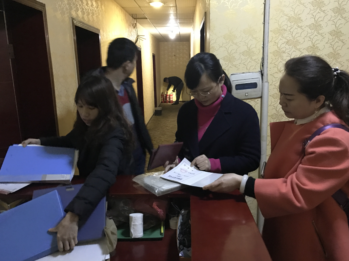 贺家土街道党工委书记聂岚艳带队对辖区内进行消防安全检查