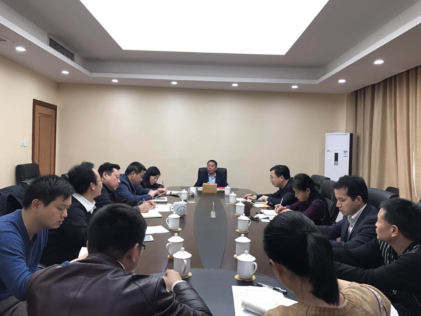 市政府经济金融办机关党支部书记崔家盛同志为全体党员上党课