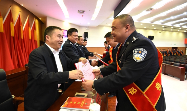 强化“三个”意识 实现新跨越