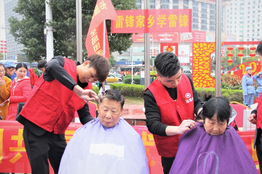 弘扬雷锋精神，做新时代雷锋传人