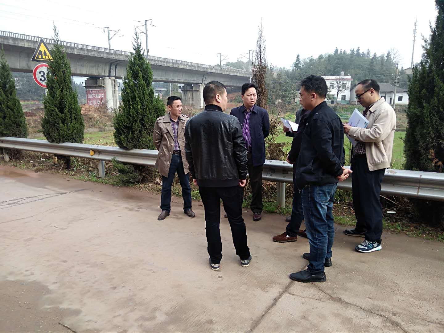 区安委办主任张正根携同相关职能部门视察群丰镇山体滑坡隐患