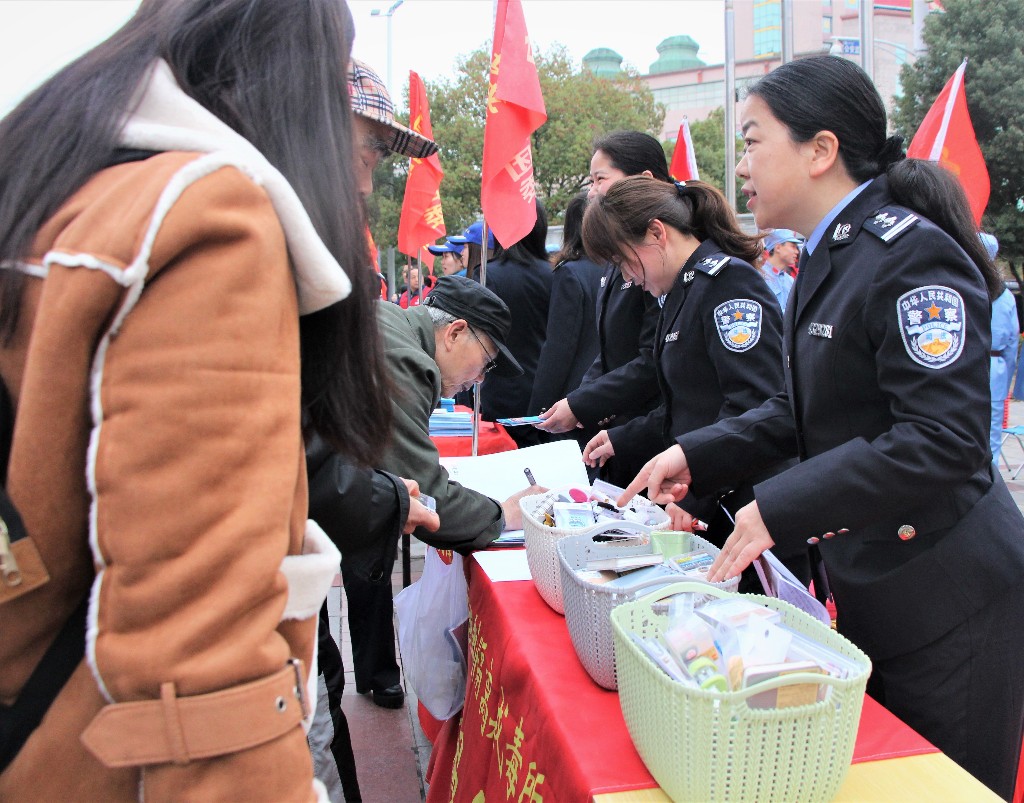 弘扬雷锋精神，做新时代雷锋传人