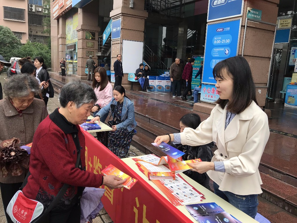 贺家土街道开展“互联网 监督”平台宣传推广活动