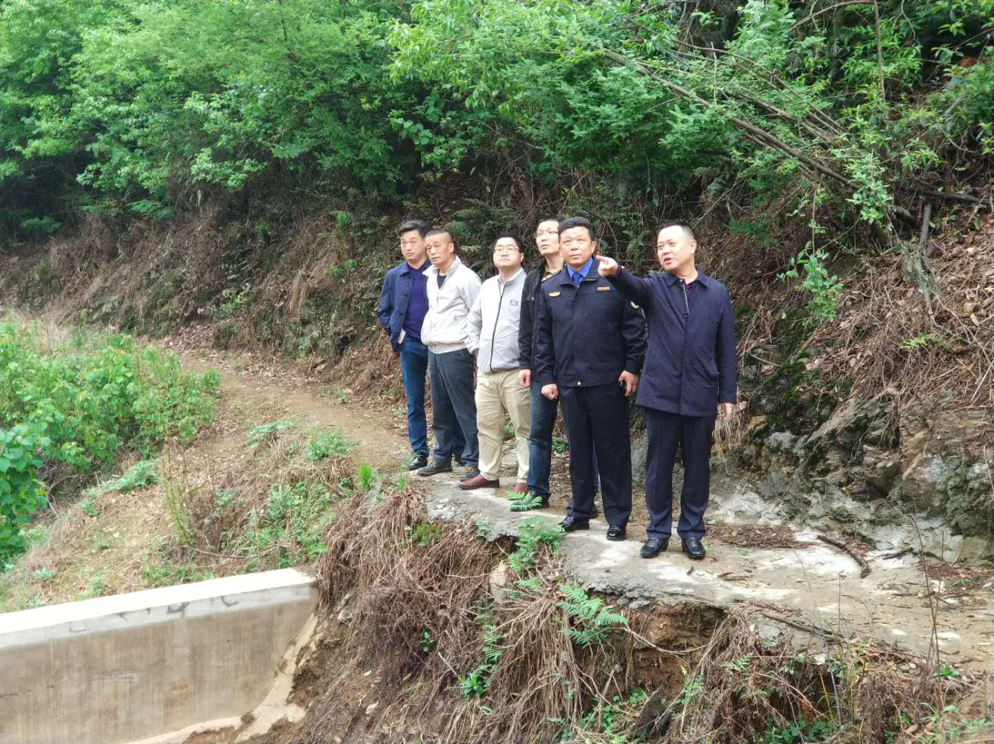 李晓彤局长一行督查垃圾场应急处置项目、餐厨项目