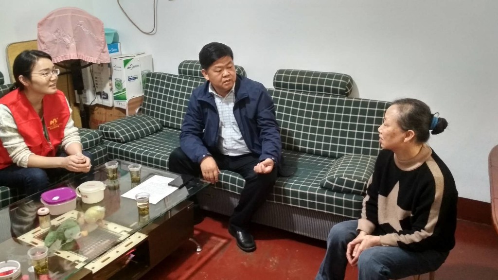 副区长刘建南到党代表联系点慰问困难户