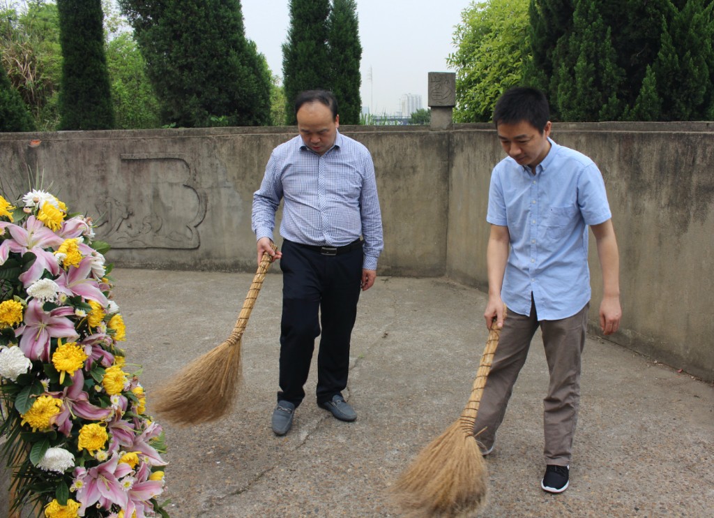 缅怀先烈 区民政局组织祭扫罗学瓒烈士墓