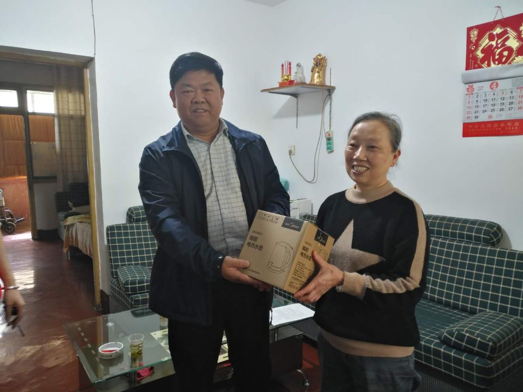 副区长刘建南到党代表联系点慰问困难户