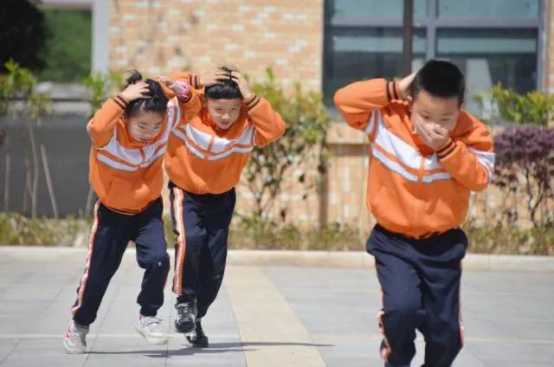 尚格小学：2分23秒完成防恐防暴应急演练活动