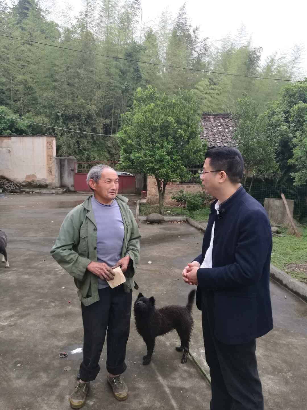 市信访局彭小中一行深入扶贫点走访慰问