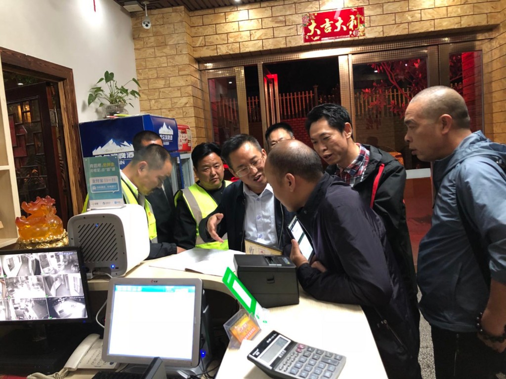 枫溪街道开展各村(社区)平安夜巡专项督查