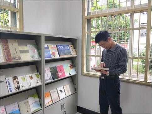 区委常委、组织部长李斌督查调研七斗冲社区离退休示范党支部创建工作