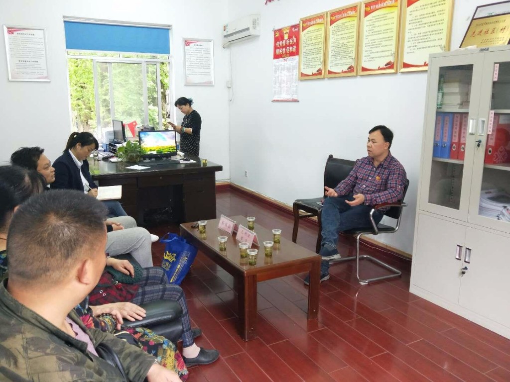 区委常委、区委办主任林坚到董家塅街道劳动社区开展党代表驻室接待