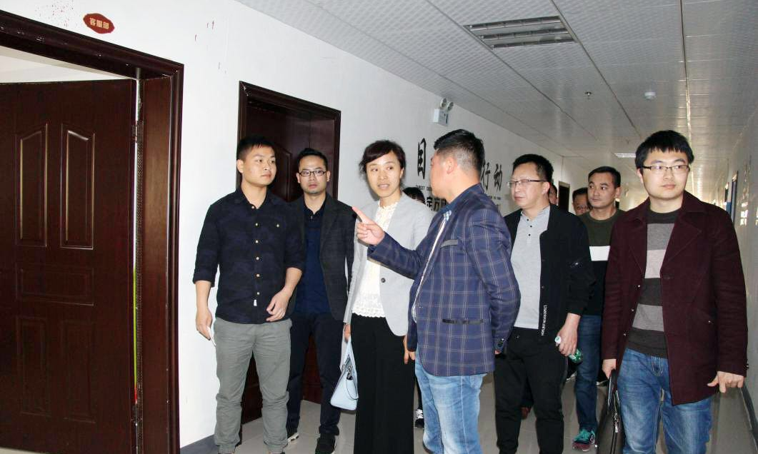 邵阳市大丰区考察团到访芦淞区调研网络创业基地