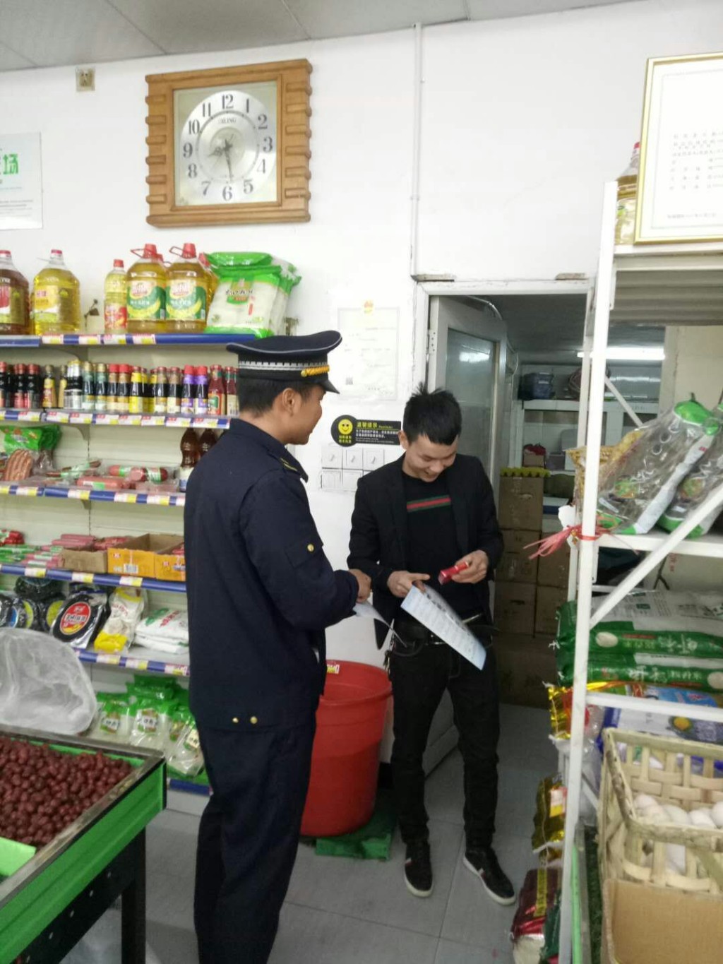爱卫月  石峰城管大队围绕“关注小环境，共享大健康”宣传《株洲市城市综合管理条例》